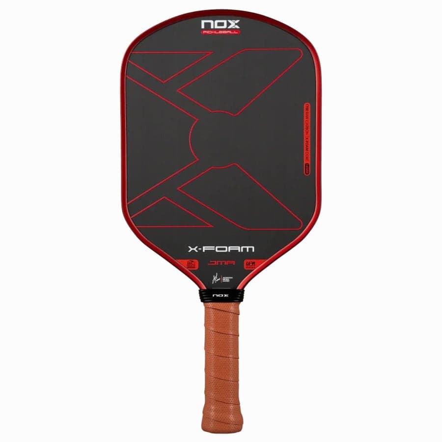 Une raquette de pickleball rouge et noire, vue de face, avec son manche en cuir