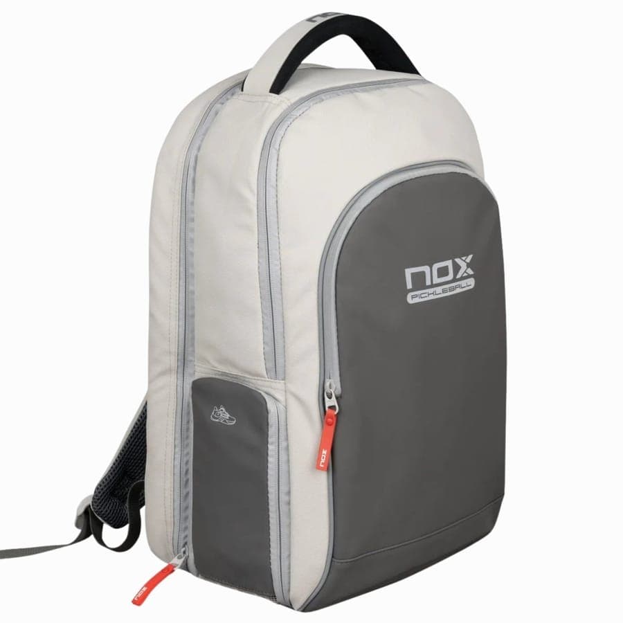 Un sac à dos de pickleball gris clair et gris foncé, avec ses poches à fermeture éclair