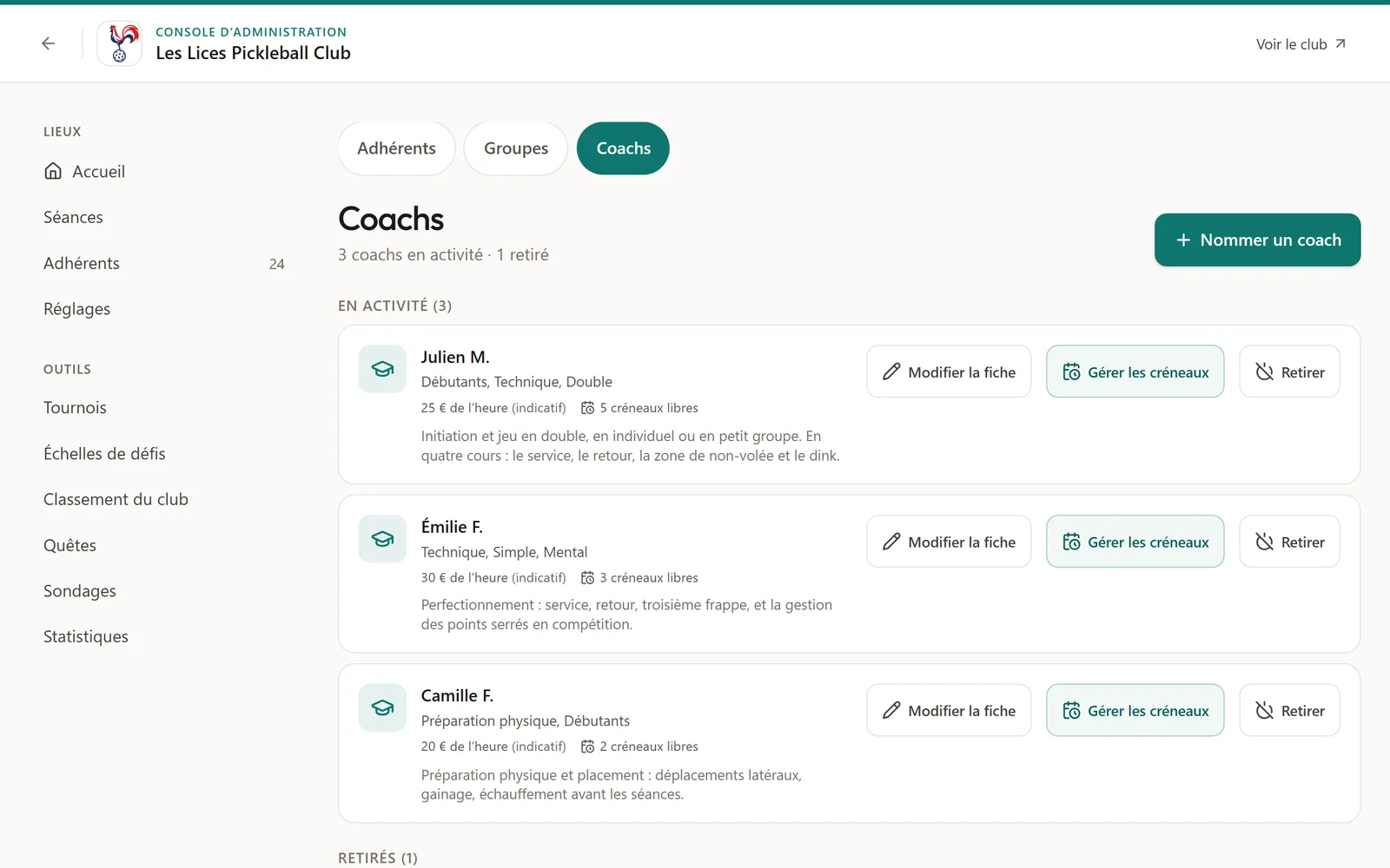 Console du club, onglet Coachs : trois coachs en activité avec spécialités, tarif et créneaux libres, boutons Modifier la fiche, Gérer les créneaux et Retirer