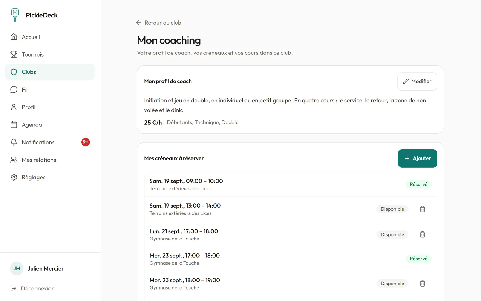 Mon coaching, l'espace du coach dans l'application : sa fiche, puis ses créneaux à réserver, marqués Réservé ou Disponible