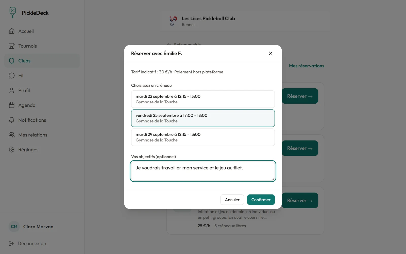 Fenêtre Réserver avec une coach : tarif indicatif et paiement hors plateforme, créneaux libres avec leur lieu, objectifs de l'élève et bouton Confirmer