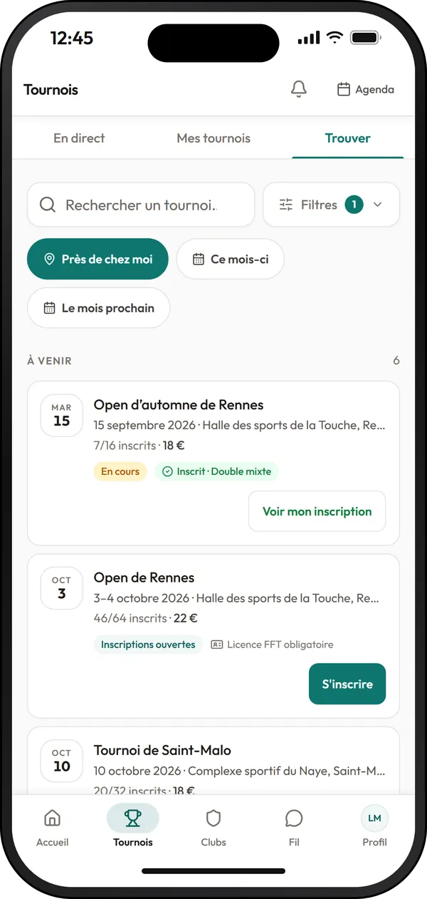 Onglet Tournois de l'application : recherche, raccourci Près de chez moi, et les tournois à venir avec leur date, leurs inscrits, leur prix et le bouton S'inscrire